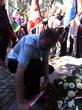 Roman Kowalczyk składa wiązankę siedemnastu biało-czerwonych róż w imieniu społeczności LO Nr XVII