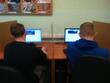 Uczniowie rozwiązują test konkursowy on-line